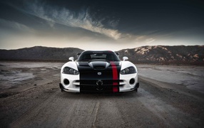 Черно белый Dodge Viper в пустыне