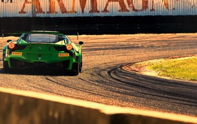 Зеленый Ferrari 458 Italia на гонке