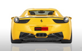 Вид сзади на желтый Ferrari 458