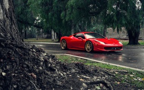 Красный Ferrari 458 Italia на улице после дождя