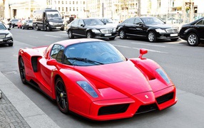 Красный Ferrari Enzo на городской улице