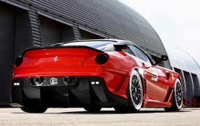 Красный Ferrari у ангара