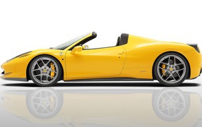 Вид сбоку на желтый Ferrari 458