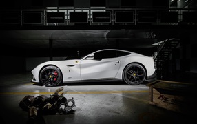 Белый Феррари в гараже