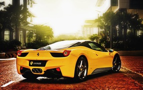 Желтый Ferrari 458 на брусчатке улицы