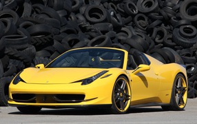 Желтый суперкар Ferrari 458 на фоне покрышек