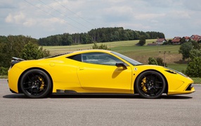 Автомобиль Ferrari 458 Speciale на фоне полей