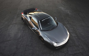 Гоночный Феррари на черном асфальте