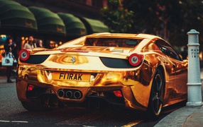 Золотой Ferrari 458 Italia