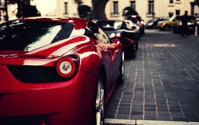 Красный Ferrari 458 припаркован на улице
