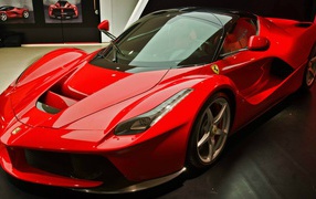 Красный гоночный Ferrari LaFerrari