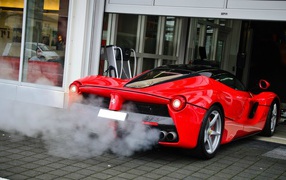 Дым из выхлопной трубы Ferrari LaFerrari