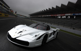 Белый Ferrari FXX на гоночной трассе