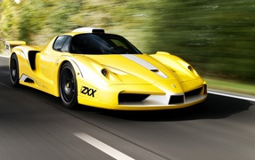 Желтый скоростной Ferrari FXX