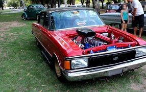 Красный Ford Falcon без капота