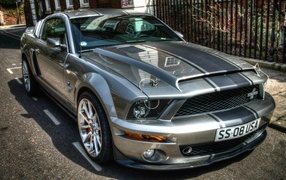 Блестящий Ford Mustang Shelby GT500