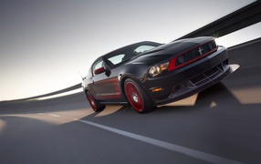 Серый Ford Mustang Boss 302 Laguna Seca на шоссе