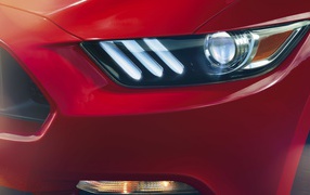 Фары красного Форда Мустанг