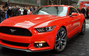 Красный Ford Mustang 2015 года