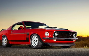 Красный Ford Mustang Boss 302