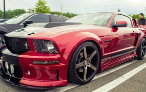 Красный Ford Mustang GT Cervini