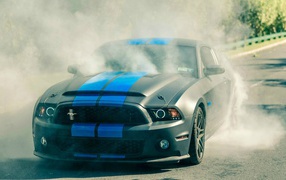 Дымящийся Ford Mustang GT 5.0