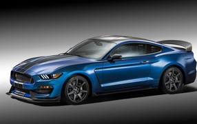 Голубой Форд Shelby GT350 на сером фоне