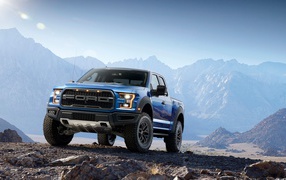 Pickup SUV Ford F-150 in the mountains