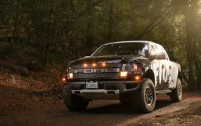 Мощный автомобиль Ford F-150 Raptor