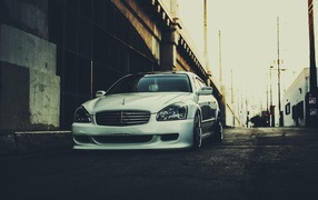 Белый Infiniti у эстакады
