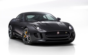Черный автомобиль Jaguar F-Type