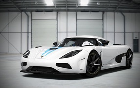Белый Koenigsegg Agera в ангаре