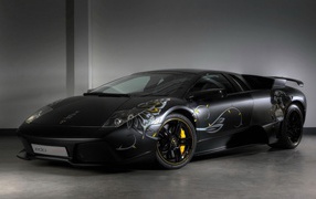 Черный Lamborghini с наклейками