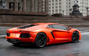 Оранжевый Ламборджини около здания