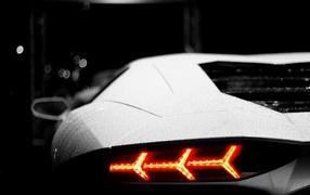 Строгие формы задних огней Lamborghini