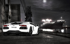 Белый Ламборгини на фоне корабля в порту