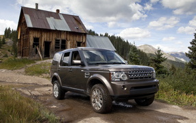 Темный Land Rover на фоне старого здания