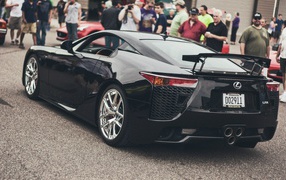 Черный автомобиль Lexus LFA