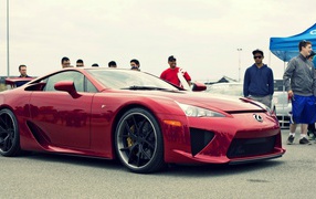 Красный автомобиль Lexus LFA