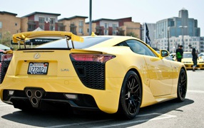 Желтый автомобиль Lexus LFA