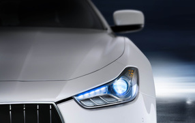 Передняя фара авто Maserati