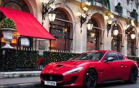 Роскошный Maserati вишневого цвета