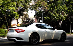 Белый Maserati на городской улице