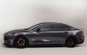 Черный автомобиль Mazda CS6