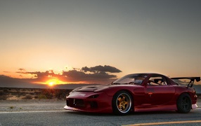 Красная Mazda RX-7 на фоне заката