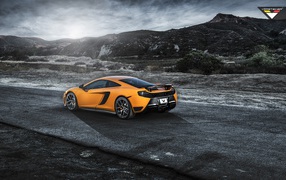 Оранжевый McLaren MP4-12C за городом