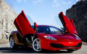 Красный McLaren MP4-12C с открытыми дверями
