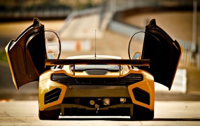 Желтый McLaren MP4-12C с открытыми дверями
