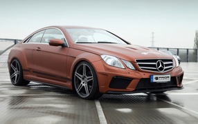 Красивый автомобиль Mercedes-Benz E-Class Coupe PD850 Black Edition