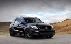 Черный автомобиль Mercedes-Benz ML 63